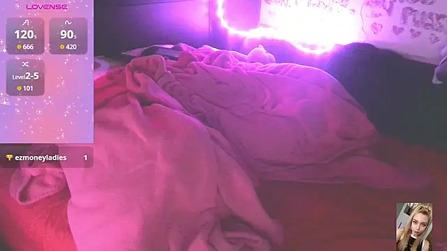 Blondiewithanass live sex cam