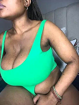 Bustygoddess32 live sex cam