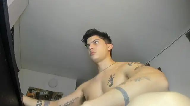 charlie_hotxxx's Stripchat show and profile