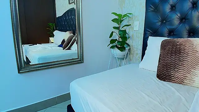 MaxxiCruz live sex cam