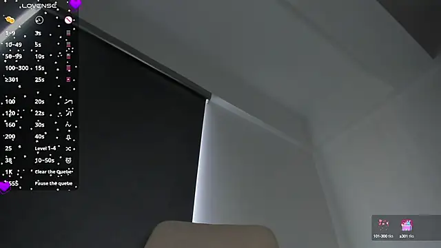 laura-hills18 live sex cam