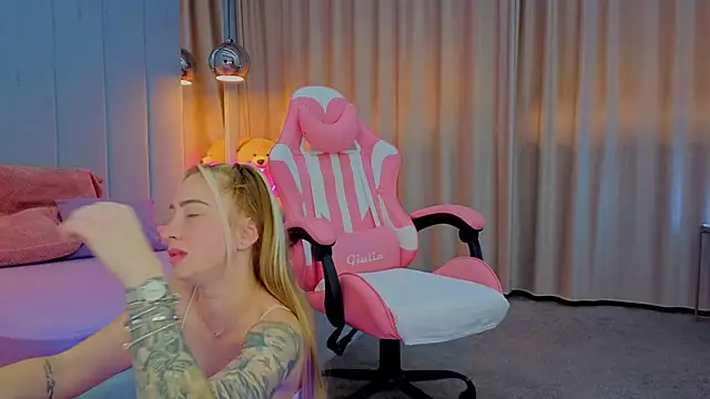 Reina_Cummings live sex cam