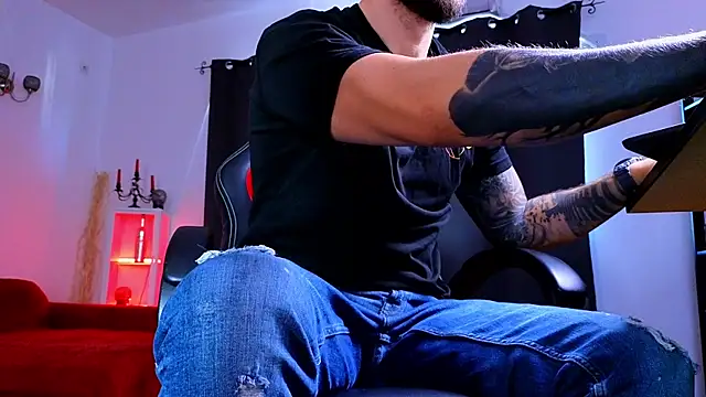 MightyAaron66 live sex cam