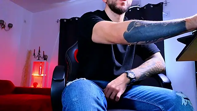 MightyAaron66 live sex cam