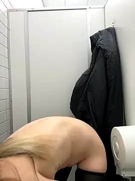 LoraaDoll live sex cam