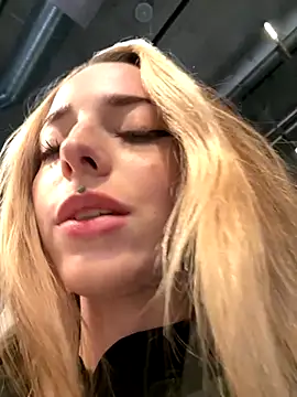 LoraaDoll live sex cam