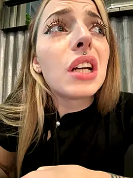 LoraaDoll live sex cam