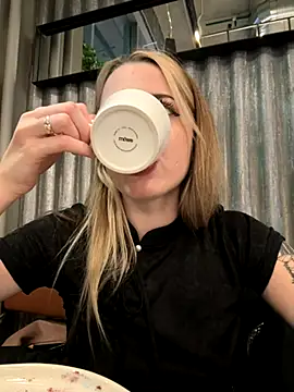 LoraaDoll live sex cam