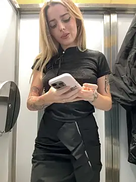 LoraaDoll live sex cam