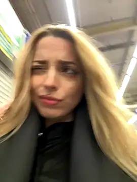 LoraaDoll live sex cam