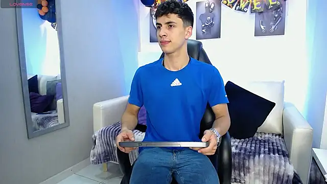 AdrianRinaldi live sex cam
