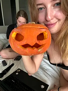 Nura_n_Sarah live sex cam