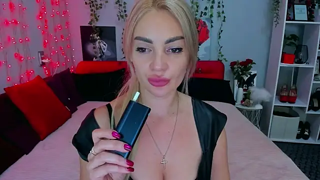 LunaBellucci live sex cam