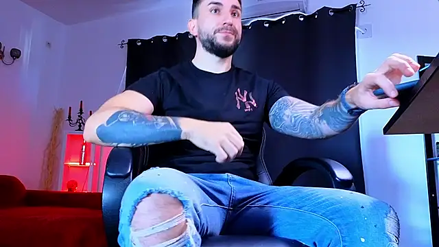 MightyAaron66 live sex cam