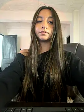 aly_golden_ live sex cam