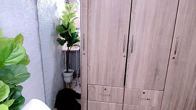 PinooyMilker live sex cam
