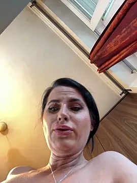 Hotmomcheckk_'s web cam