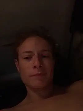 GoldenPussy1329's web cam