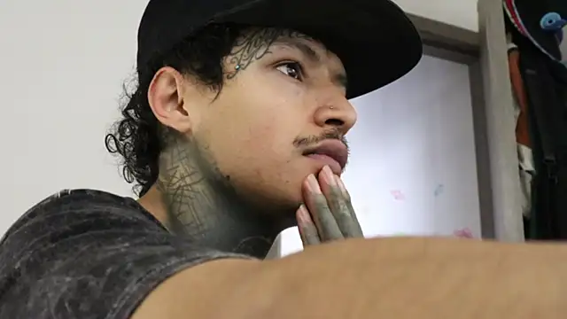 trieone live sex cam