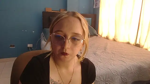 Liaroberts1's web cam