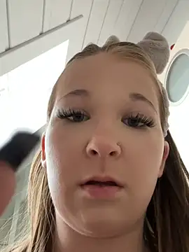 LittleChaosQueen's web cam