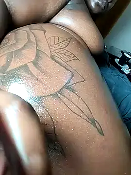 Hugemassivebootie live sex cam