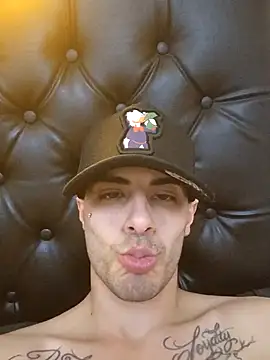 AronFoxx live sex cam