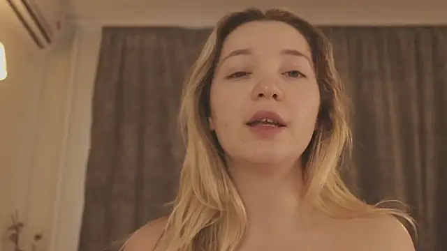 MiaThaine live sex cam