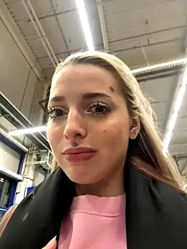 LoraaDoll live sex cam