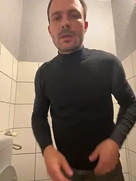 Adventurehotman live sex cam