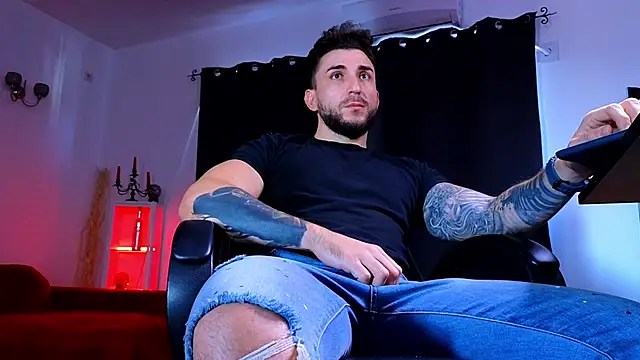 MightyAaron66 live sex cam
