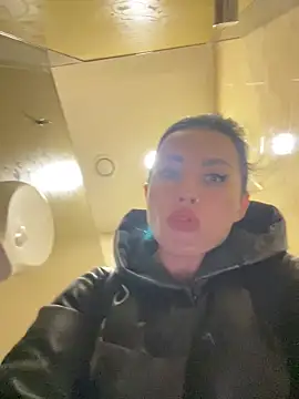CrazzyChicks live sex cam
