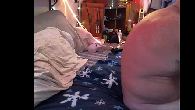 Pussyeat2please live sex cam