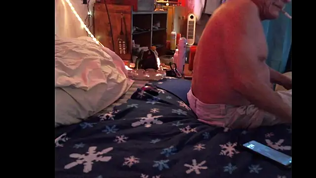 Pussyeat2please live sex cam