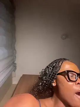 Moonzy77 live sex cam