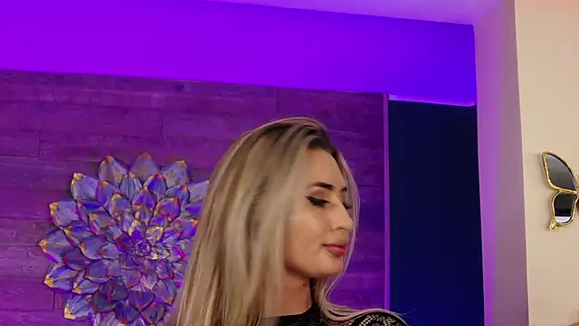 LoraDevine live sex cam