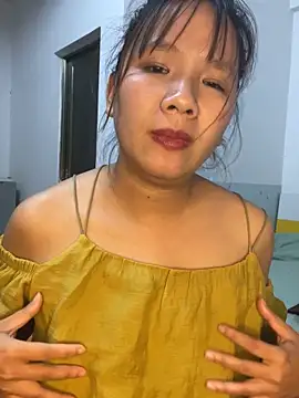 yiyi930316 live sex cam