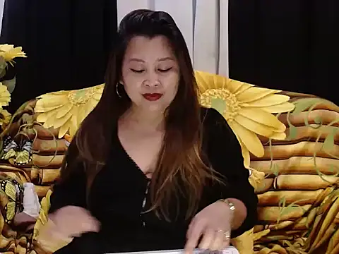 UrSweetClassyPinay live sex cam