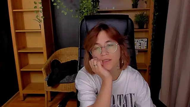 Moon13152 live sex cam