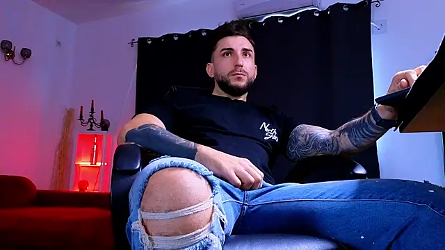 MightyAaron66 live sex cam