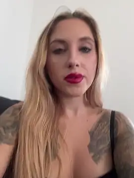 LaraHorneyy live sex cam