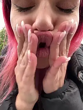 RiriRoseey live sex cam