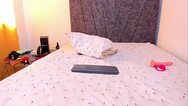 bella-black live sex cam