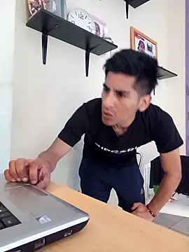 LeonRoots live sex cam