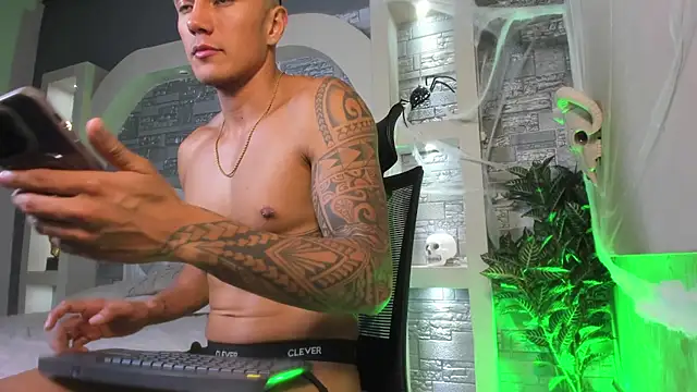 Aron_Bolt live sex cam