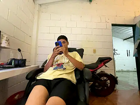 Max_TheHorseDick live sex cam