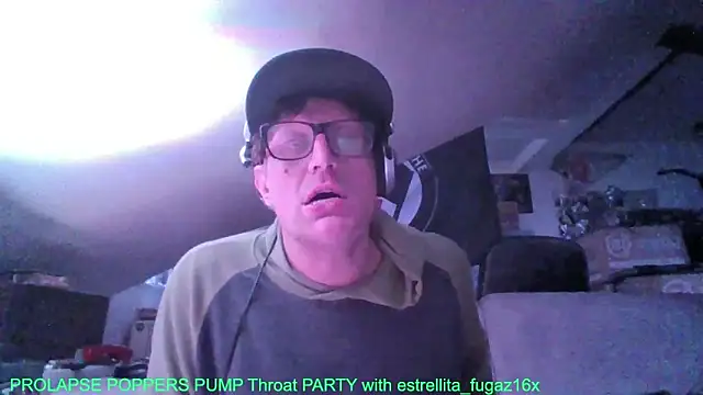 Bigthroaterboy live sex cam