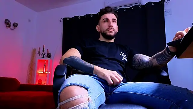MightyAaron66 live sex cam