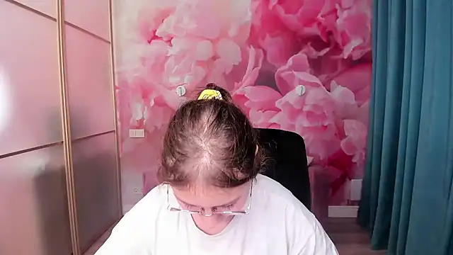 AngelinaLow live sex cam