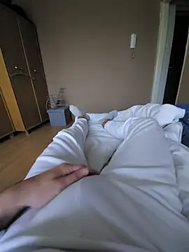 MlodyDres live sex cam